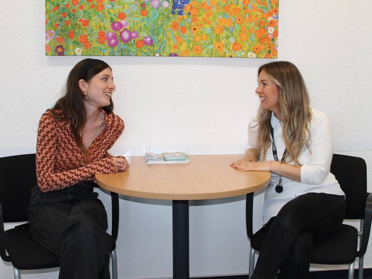 Foto(© Gemeinde Lehre): Sozialkoordinatorin Charlotte Salzmann und Gleichstellungsbeauftragte Lisa-Marie Westphal(v.links) freuen sich auf den angeregten Austausch beim neuen Frauenstammtisch.