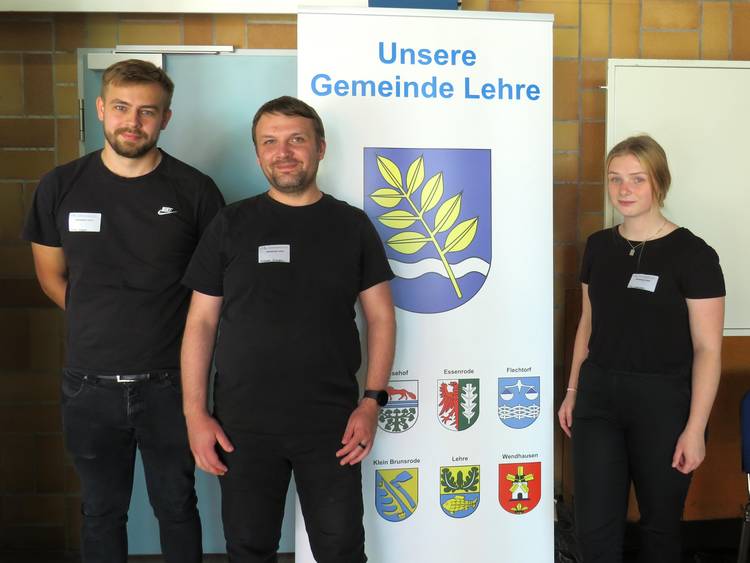 Foto (© Gemeinde Lehre): Simon Hoppe, Michael Mraczny und Tina Ludigkeit standen den Schülerinnen und Schüler der Oberschule beim Ausbildungsforum Rede und Antwort.