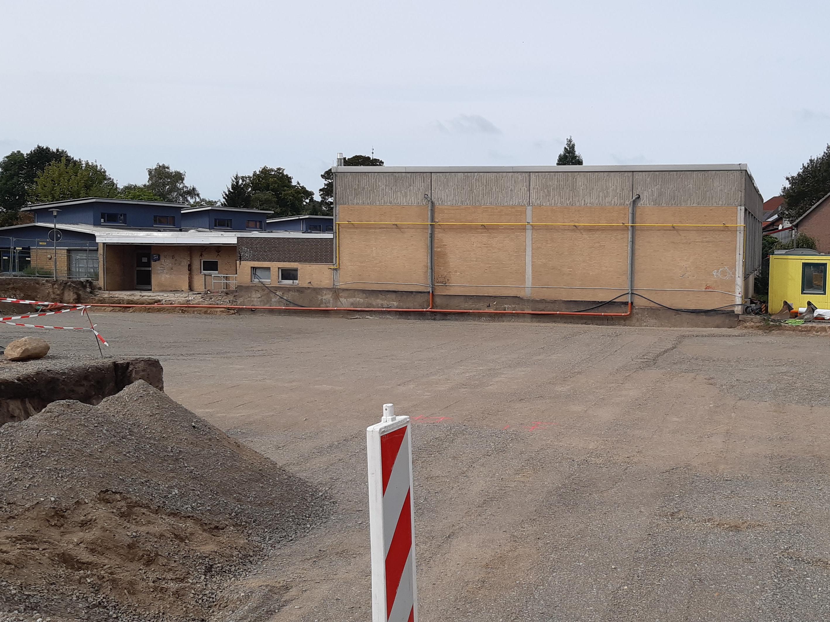 Foto (© Gemeinde Lehre): Hier entsteht die erste Hälfte der neuen Sporthalle in Flechtorf.