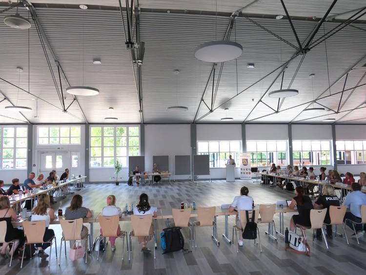 Foto (Gemeinde Lehre): Auf dem Weg zur kinderfreundlichen Kommune fand in der Börnekenhalle kürzlich ein Vor-Ort-Termin statt.