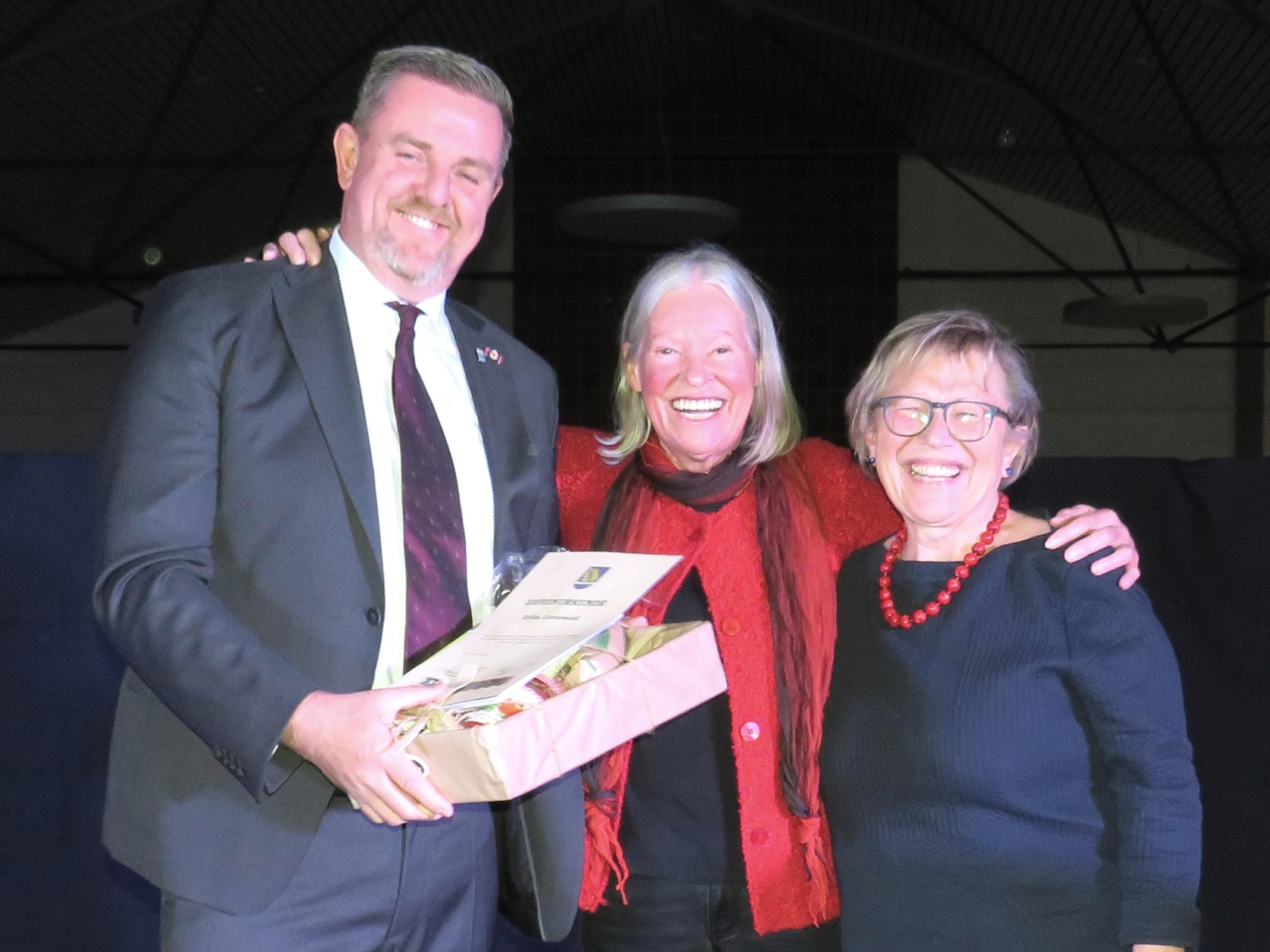 Foto (© Gemeinde Lehre): Erika Grotewold(Mitte) nahm, auch stellvertretend für ihren Ehemann Werner Grotewold, die Ehrung am Ehrenamtstag von Gemeindebürgermeister Andreas Busch und Ortsbürgermeisterin Edelgard Hahn entgegen.