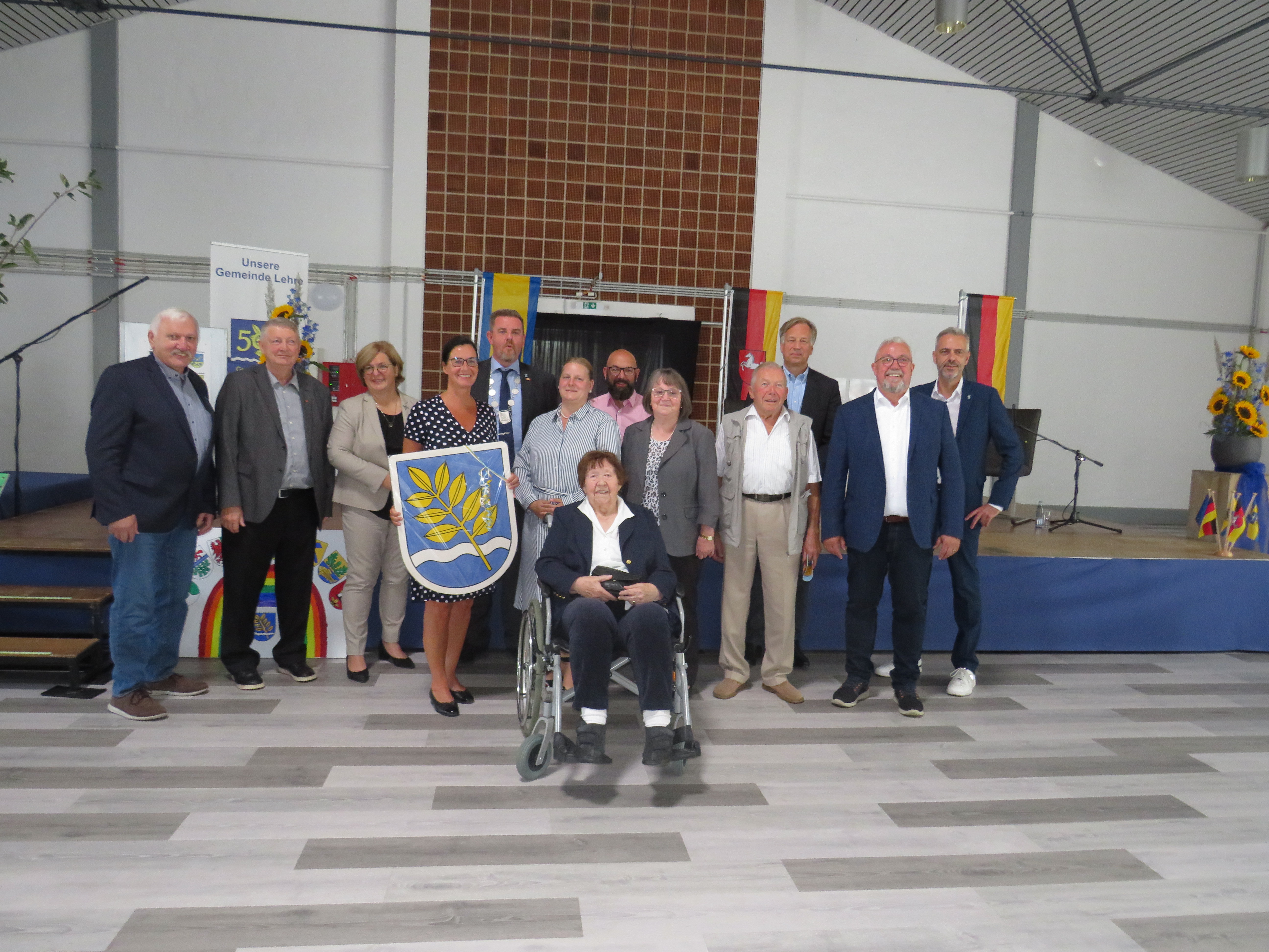 Foto(Gemeinde Lehre): Ingeborg Winkler(Mitte) umgeben von ihren CDU-Parteikolleginnen und Kollegen sowie Gemeindebürgermeister Andreas Busch beim 50-jährigen Gemeindejubiläum 2022.