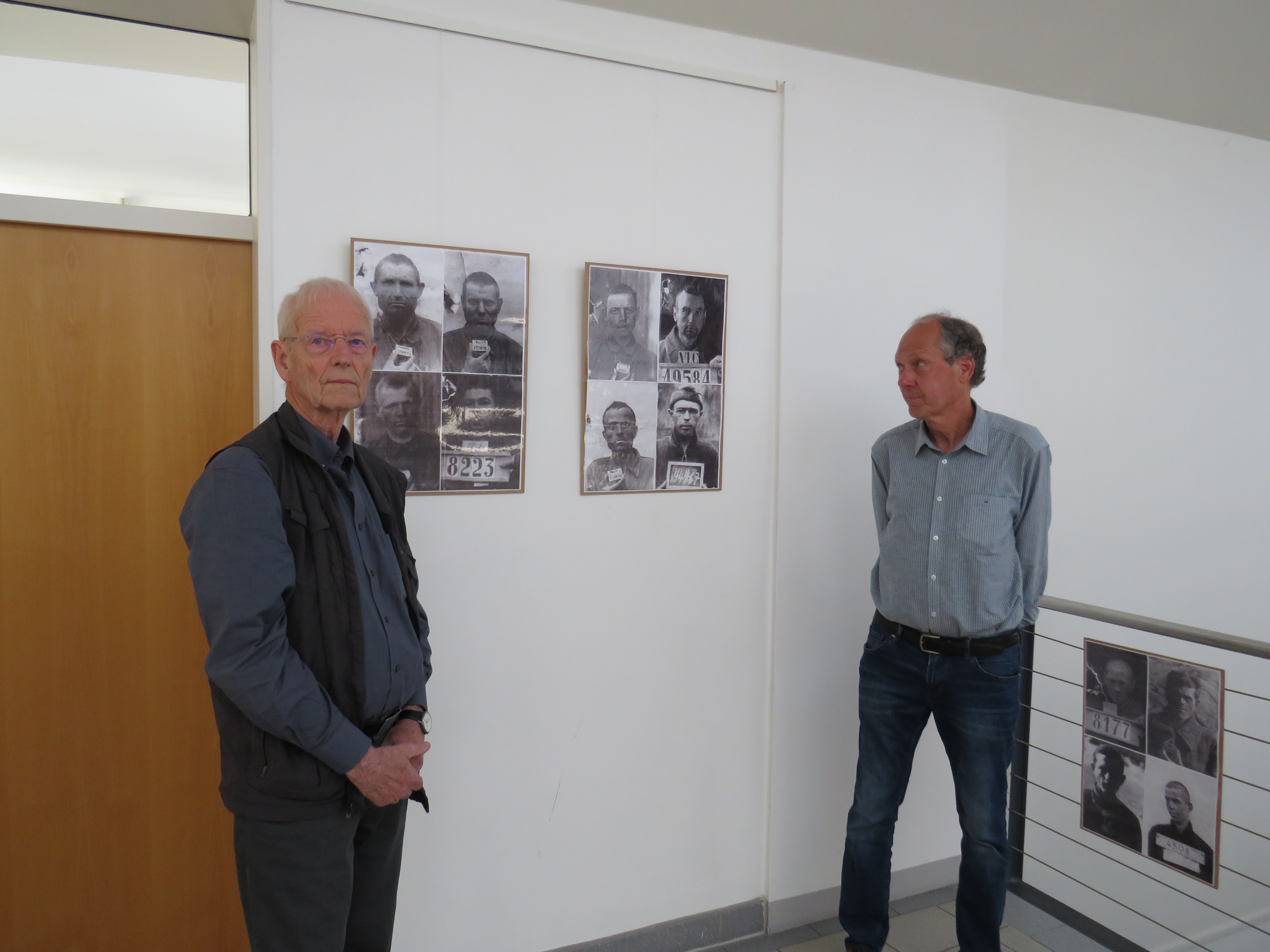 Foto(Gemeinde Lehre): Die beiden Ausstellungsgestalter Jens Dürrkopf und Uwe Otte führen persönlich durch die Fotoausstellung.